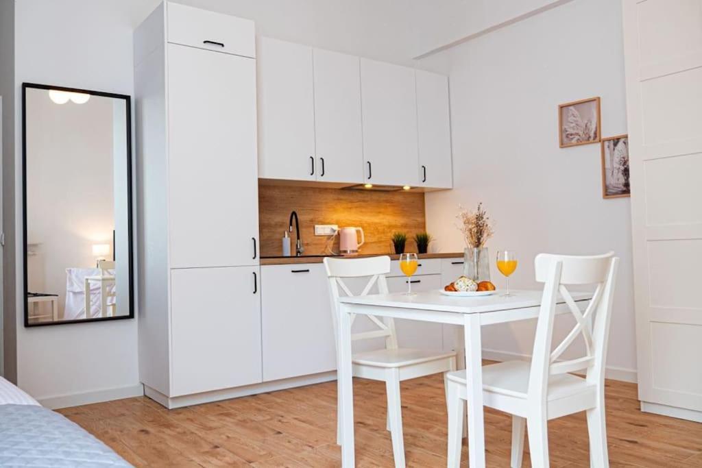 Komfortowy Apartament W Centrum Varşovia Exterior foto